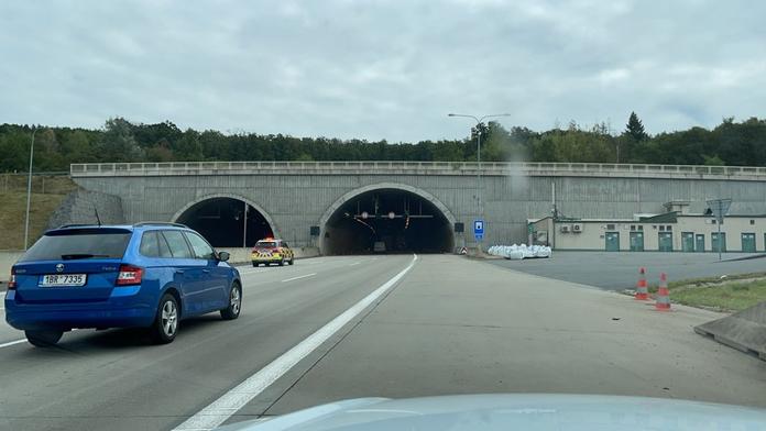 V pražském tunelu se srazily čtyři kamiony. Směr na D5 byl uzavřen