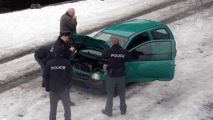 Ve Vltavě bylo auto. Musel ho vytáhnout jeřáb