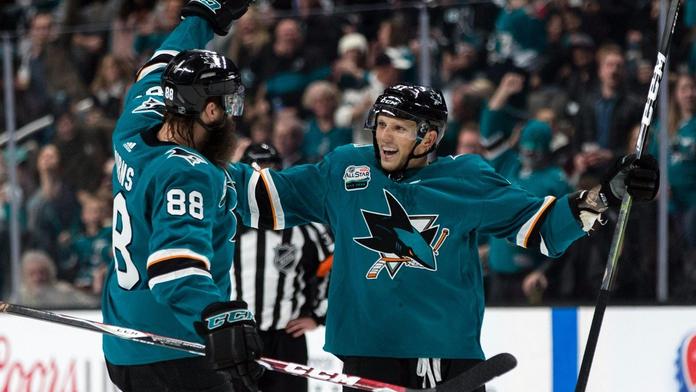 Šimek má premiérový gól v NHL! Trefil se i Hertl a přidal asistenci