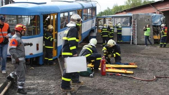 Nehoda autobusu a tramvaje v Ostravě