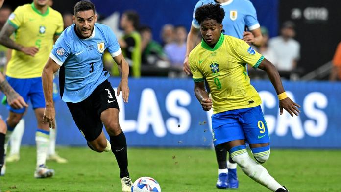 Brazilec Endrick v zápase proti Uruguayi