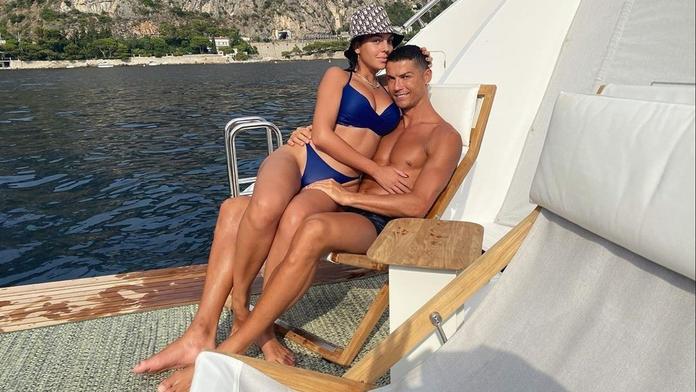 Takhle Ronaldo pyká za červenou kartu. Na pláži si užívá se svou Georginou