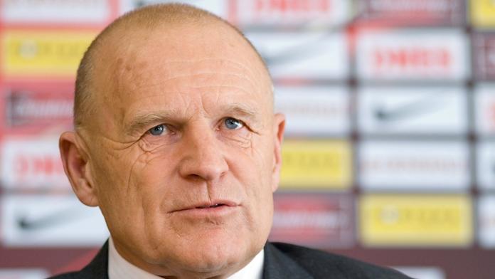 Sparťanský boss Hřebík měl nehodu! Vjel na koleje a smetla ho tramvaj