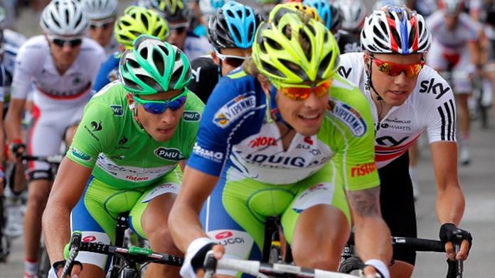 Cyklisté na Tour bojovali s rozházenými připínáčky, vidět byl znovu Sagan