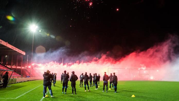 Nizozemští fanoušci přeprali restrikce. V pět ráno rozpoutali pyroshow