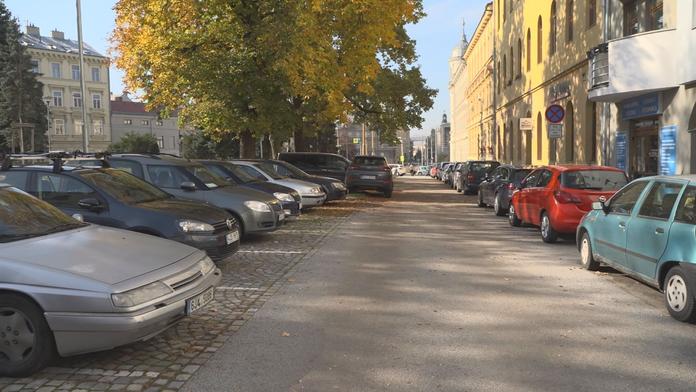 Developeři upouští od výstavby míst k parkování. Může to být velký problém
