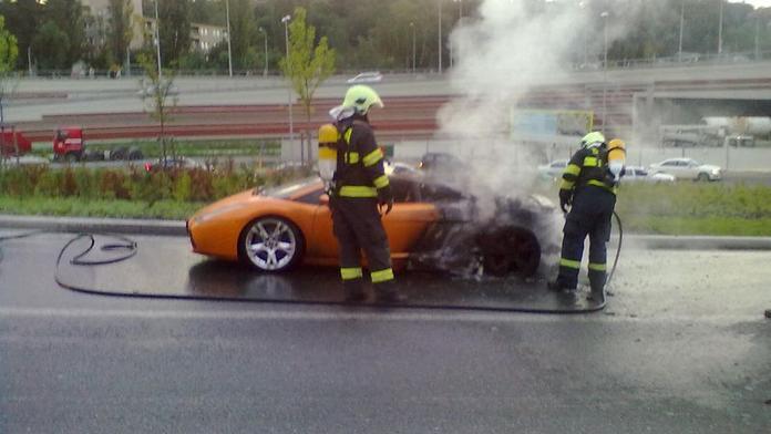 Řidič lamborghini nedal přednost náklaďáku, škoda za 300 tisíc!