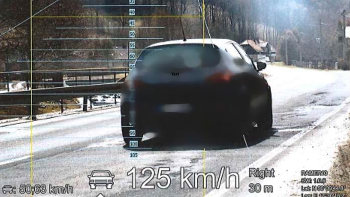 Obcí letěl rychlostí 125 km/h, pak přišel s hloupou výmluvou. Prý testoval radar