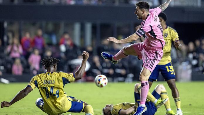 Lionel Messi střílí v zápase proti Real Salt Lake