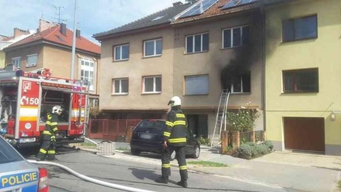 V Brně hořel dům, starého pána zachránili sousedé po žebříku