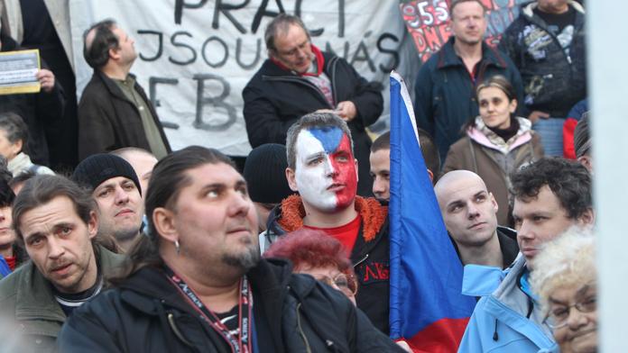 Lidé protestovali proti vládě. Chtěli proniknout i do vysílání České televize