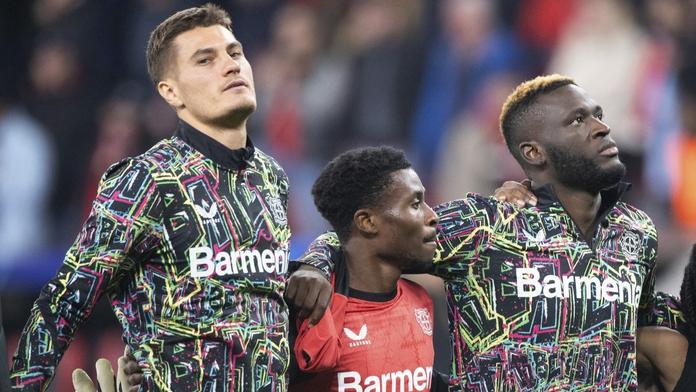 Fotbalisté Leverkusenu Patrik Schick (zleva), Nathan Tella a Victor Boniface