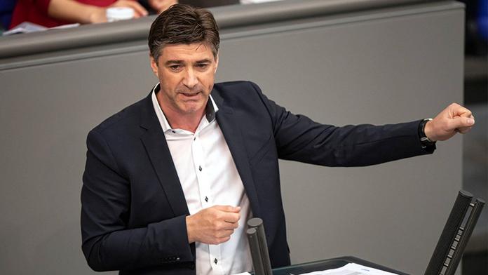 Poslanec opustil ženu a tři děti. Kvůli pornoherečce