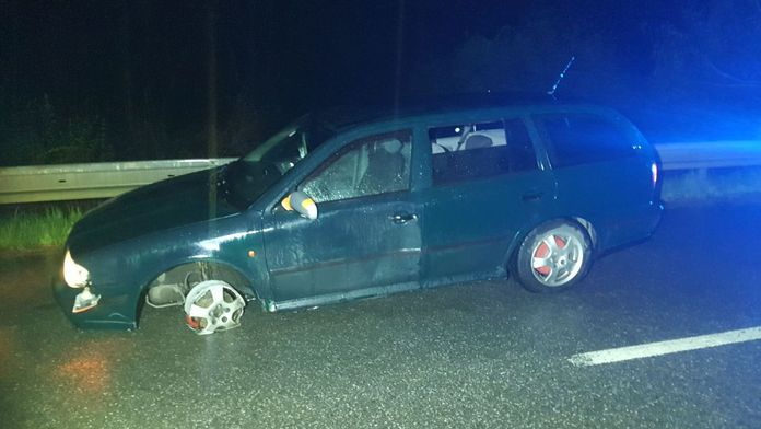 Opilec si zdemoloval auto. Z kola mu létaly jiskry
