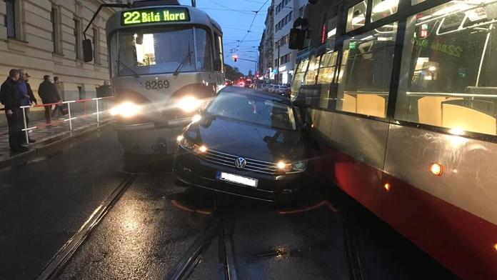 Nehody způsobily v Praze kolaps! V tunelu hořelo, tramvaje skříply auto