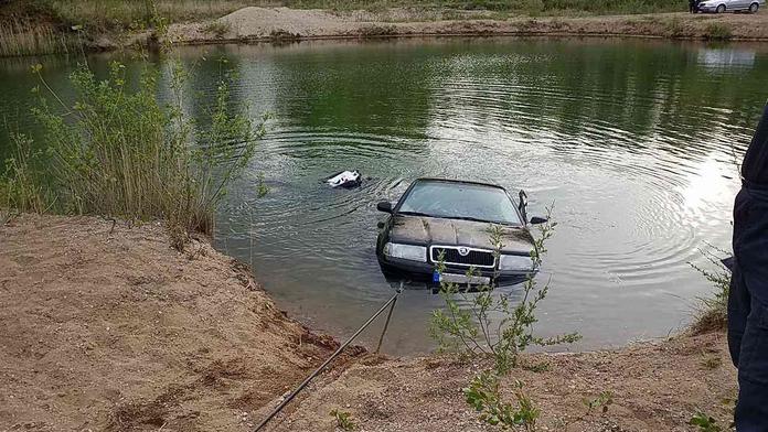 Mladý pár zapomněl na brzdu. Auto skončilo 8 metrů pod hladinou