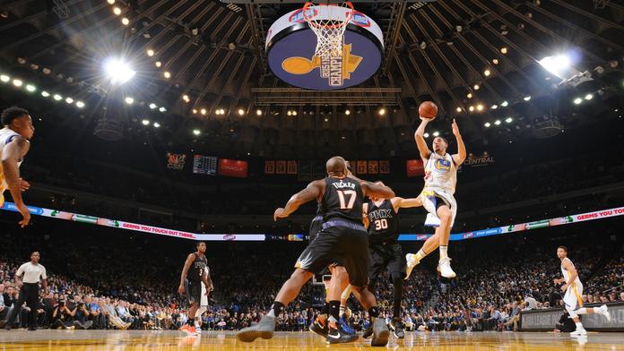Warriors opět řádili. Curry ale tentokrát nechal slávu parťákům