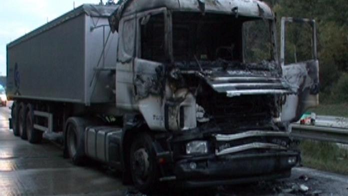 Dálnici D1 ochromily sudy a petrolej z kamionů