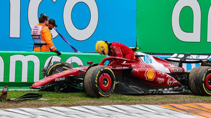 Lewis Hamilton zničil své ferrari