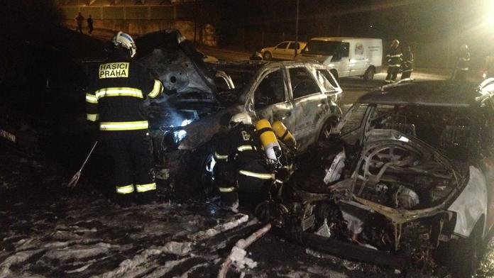 Na parkovišti u Vyšehradu shořela tři auta, škoda milion korun!