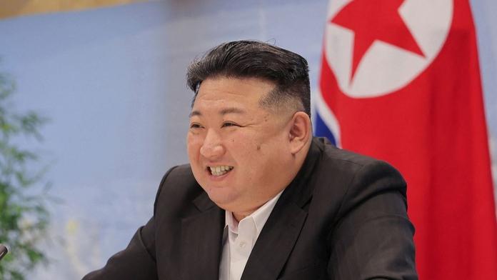 Kim utahuje řetězy. Severokorejcům zakázal párky v rohlíku, Vánoce i rozvody