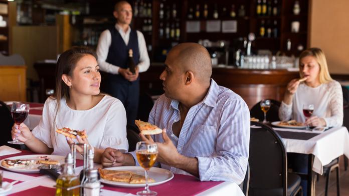 Restaurace zveřejnila fotky lidí, po nichž chtěla peníze. Zákazníky to pobouřilo