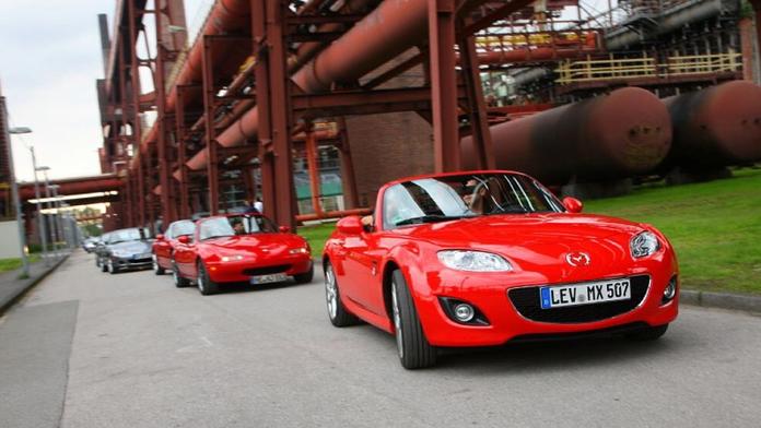Rekordní 3,2 kilometru dlouhá kolona plná Mazdy MX-5