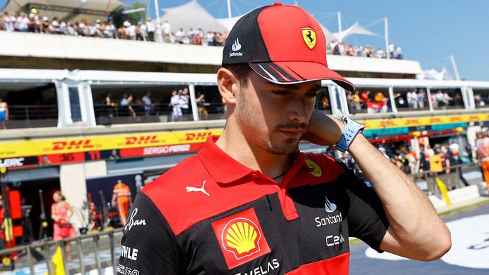Leclerc udělal hloupou chybu a skončil v bariéře. Verstappen je blízko titulu
