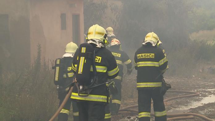 Požár bytu v Teplicích má jednu oběť. Proč začalo hořet, se zatím neví