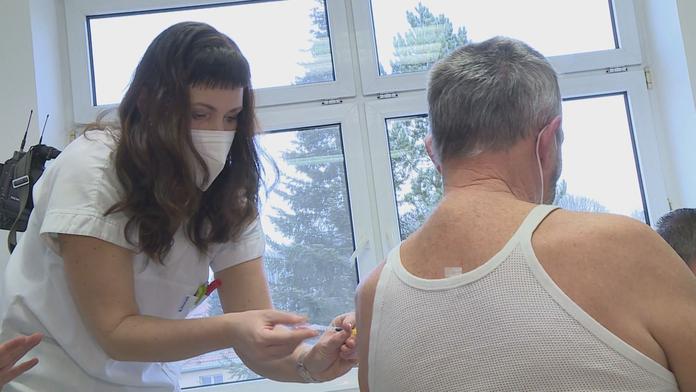 Ústav prověřuje 78 úmrtí po očkování. Přes 5000 lidí hlásilo vedlejší účinky