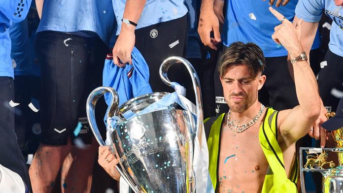Jack Grealish s trofejí pro vítěze Ligy mistrů