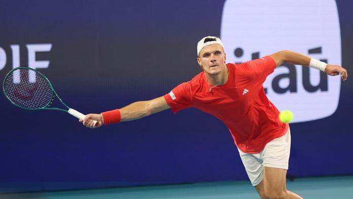 Fanynky jsou paf z tenisty Menšíka, přemožitel Djokoviče si zahrál na modela