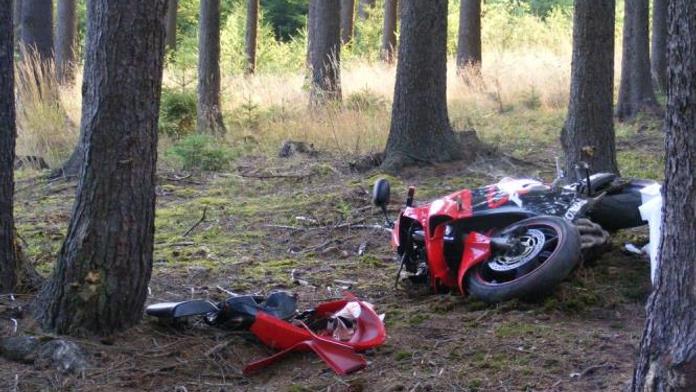 Hrůza v lese! U Tábora ležel mrtvý motorkář, zabil se v noci
