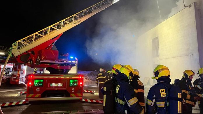 V Praze hořela bývalá ubytovna. Hasiči tam zasahovali letos už po několikáté