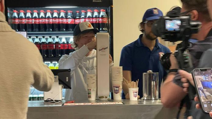 Ed Sheeran čepuje pivo na stadionu v Ipswichi
