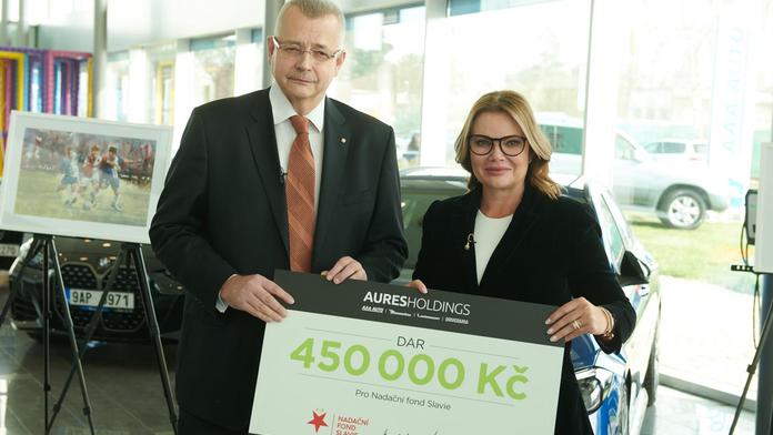 AURES Holdings vydražil obrazy SK Slavia Praha za 450 000 korun, podpořil tím charitu nadace klubu
