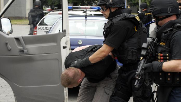 Ozbrojení mladíci přepadli večerku na Barrandově! Policisté je zatkli v dalším obchodě