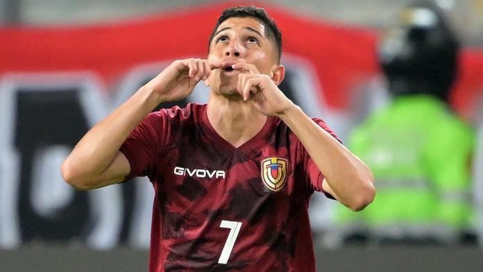 Jefferson Savarino z Venezuely slaví vstřelený gól