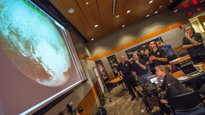 Pluto zblízka! Sonda po 9,5 letech zblízka nafotila planetku. GALERIE