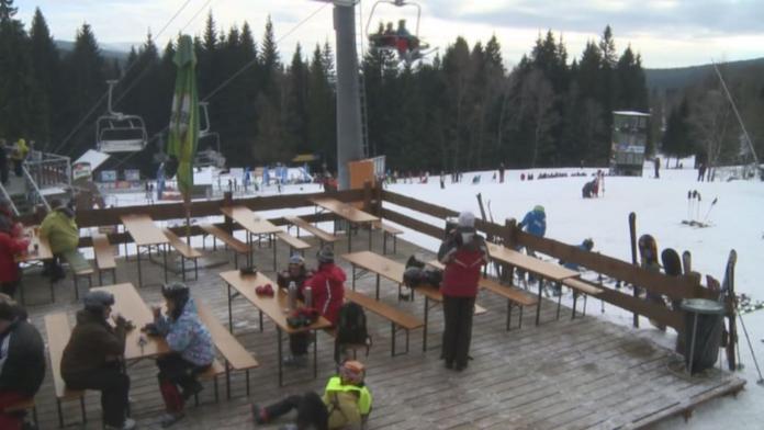 Špičák zahajuje lyžařskou sezónu nečekaně brzy, připojí se i okolní střediska na Šumavě