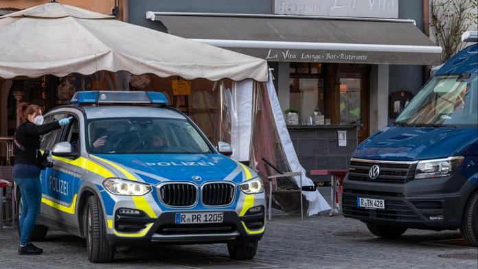 V restauraci si dopřáli šampaňské. Otrávilo se z něj osm lidí, jeden zemřel