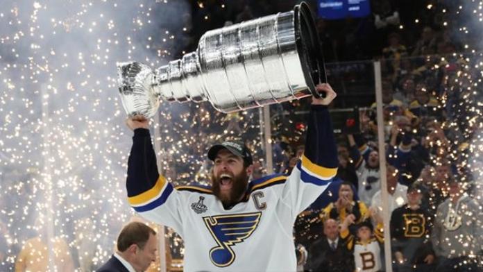 Ze dna k trofeji: Stanley Cup poprvé v historii patří St. Louis Blues!