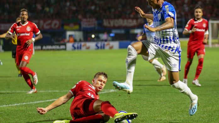 Brutalita na fotbale: Hráč nakopl během zápasu fanouška do hlavy