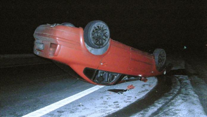 Opilý šofér převrátil auto na střechu. Měl přes 2 promile