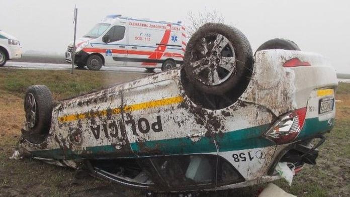 Policisté jeli k zásahu. Silný vítr jejich auto převrátil na střechu