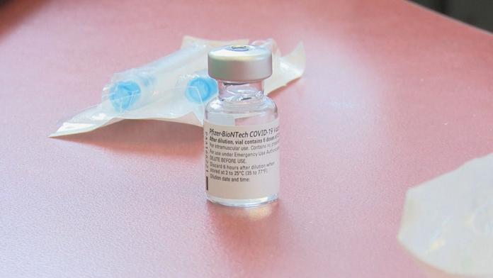 Vakcína Pfizer údajně může za dočasnou impotenci u mužů. Odhalila to studie
