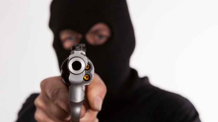 Lupiči uzavřeli dálnici a přepadli posádku auta! Hledá je policie