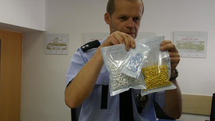 Trefa celníků! V autě našli 60 kilo léků na výrobu pervitinu!