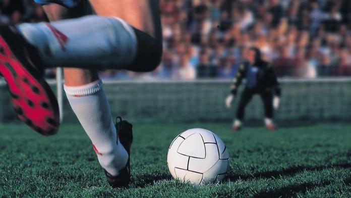 Oslava k smíchu. Fotbalista chtěl napodobit Ronalda, kuriózně se zranil