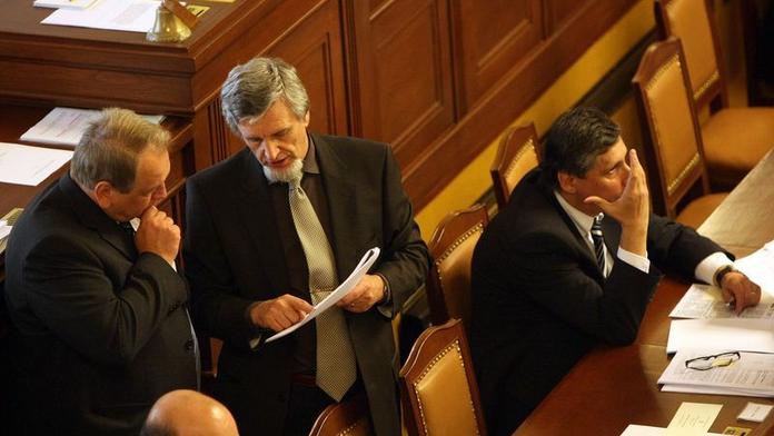 Poslanci schválili balíček a snížili si platy o 4 procenta